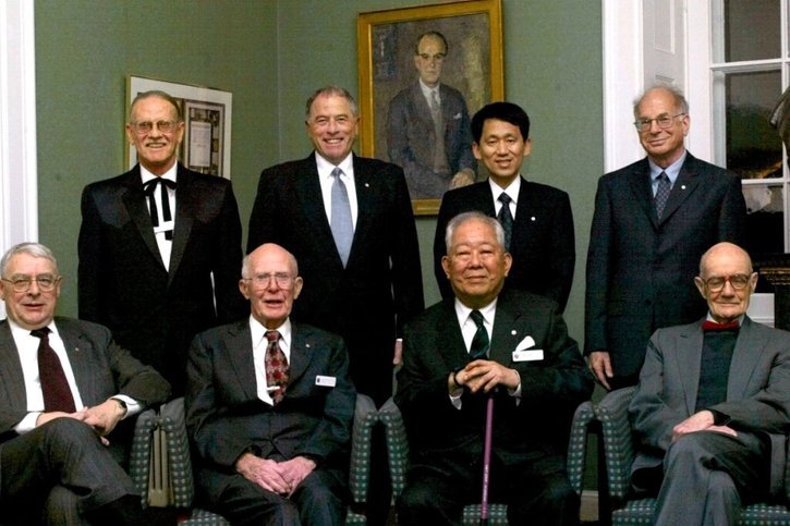 Daniel Kahneman (en haut à droite) a reçu le prix Nobel d'économie en 2022 (archives). © KEYSTONE/EPA PRESSENS BILD/PONTUS LUNDAHL